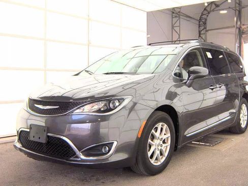 Used 2020 Chrysler Pacifica Touring-L FWD image 5