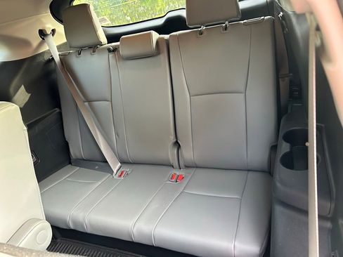 Used 2025 Toyota Highlander XLE FWD image 13