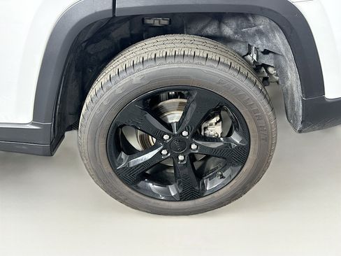 Used 2023 Jeep Grand Cherokee Altitude image 11