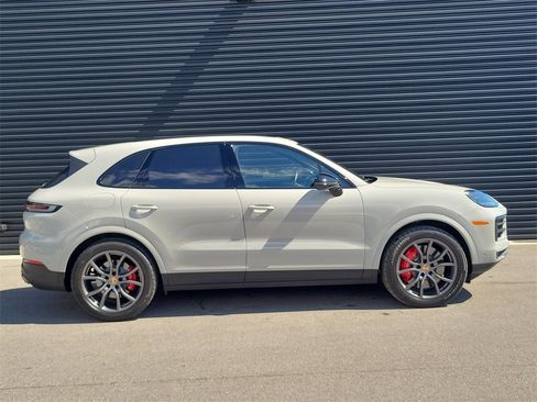 Used 2024 Porsche Cayenne S image 8