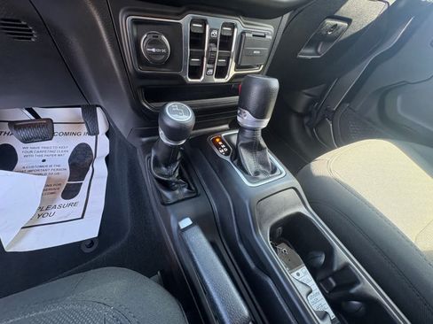 Used 2022 Jeep Gladiator Sport AWD/4WD image 19