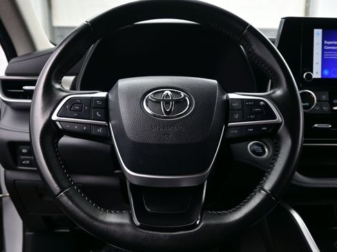 Used 2024 Toyota Highlander LE AWD/4WD image 22