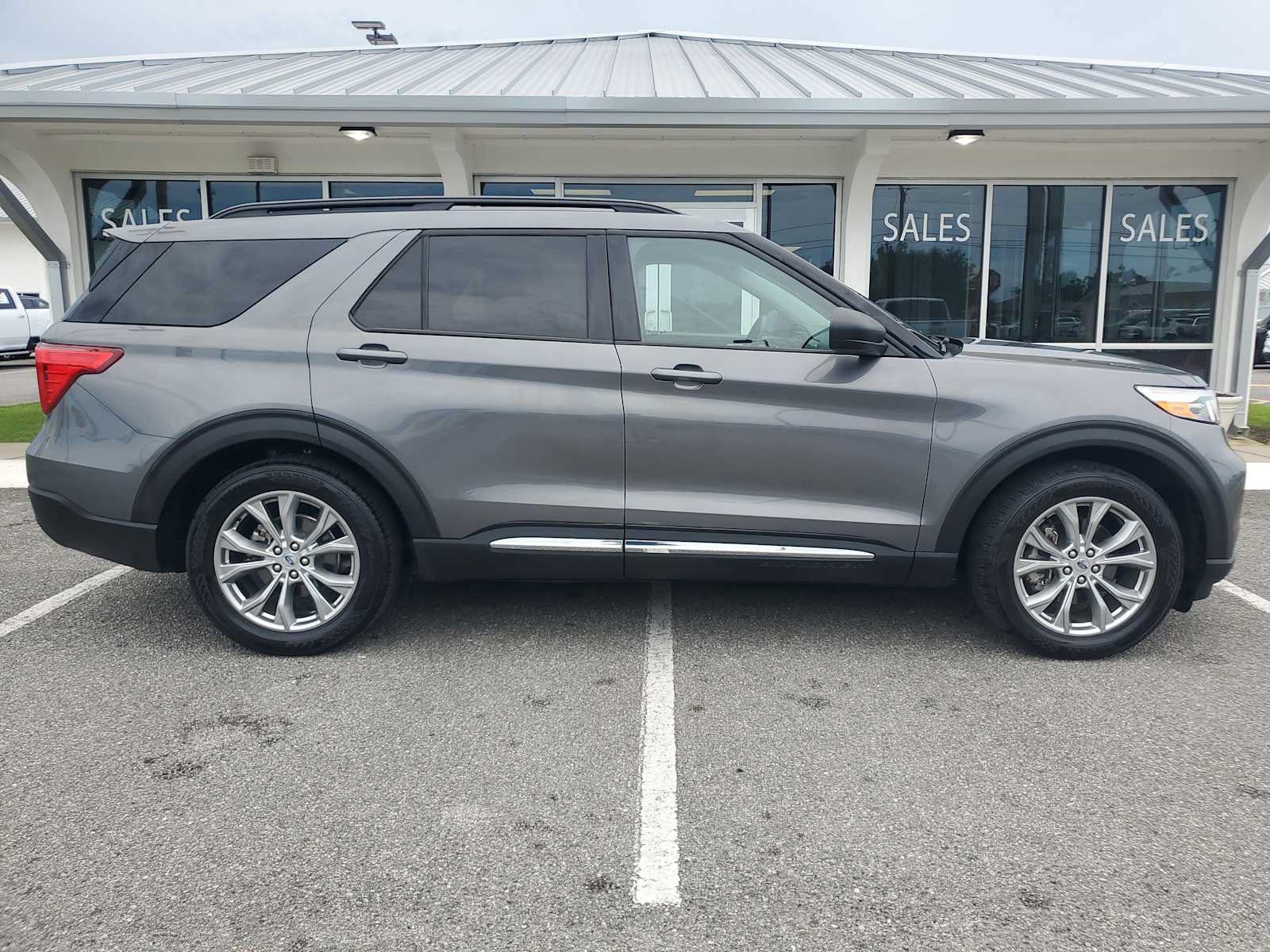 Used 2023 Ford Explorer XLT w/ Equipment Group 202A RWD image 9