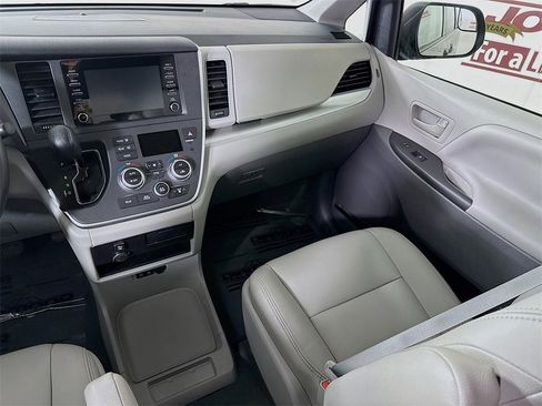 Certified 2020 Toyota Sienna L image 25