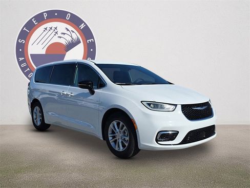 New 2026 Chrysler Pacifica Select image 2