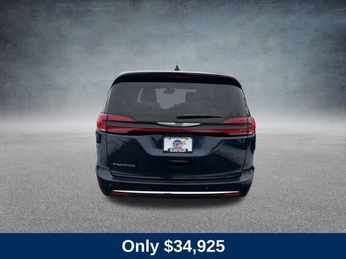 Used 2025 Chrysler Pacifica Select image 4