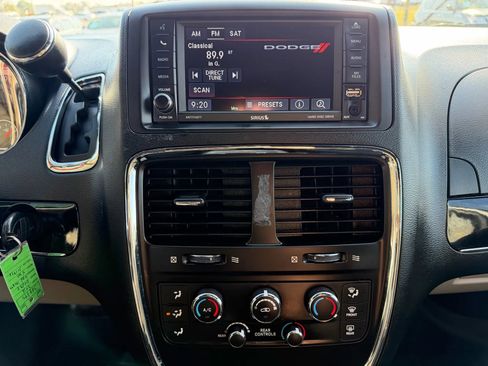 Used 2016 Dodge Grand Caravan SE image 18