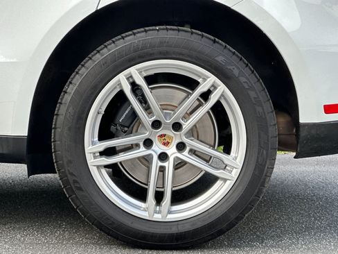 Certified 2025 Porsche Macan AWD/4WD image 30