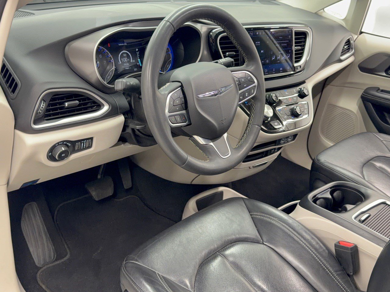 Used 2022 Chrysler Pacifica Touring-L FWD image 4