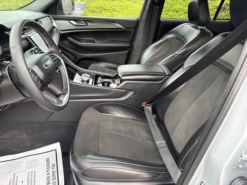 Used 2023 Jeep Grand Cherokee Altitude AWD/4WD image 9