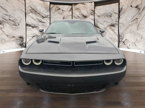 Used 2019 Dodge Challenger SXT RWD image 2