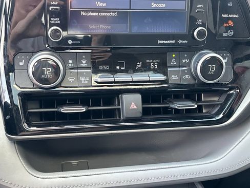 Used 2020 Toyota Highlander XLE FWD image 13
