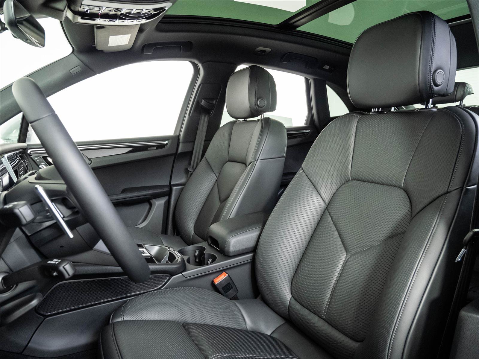 New 2026 Porsche Macan Turbo AWD/4WD image 4