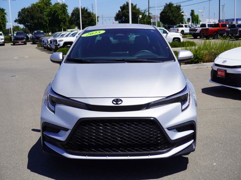 Used 2025 Toyota Corolla SE FWD image 4