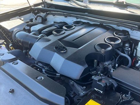 Used 2020 Toyota 4Runner SR5 AWD/4WD image 10