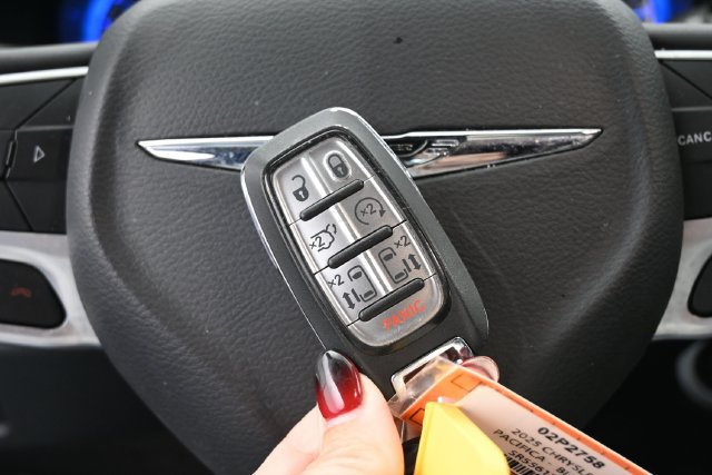 Used 2025 Chrysler Pacifica Select FWD image 37