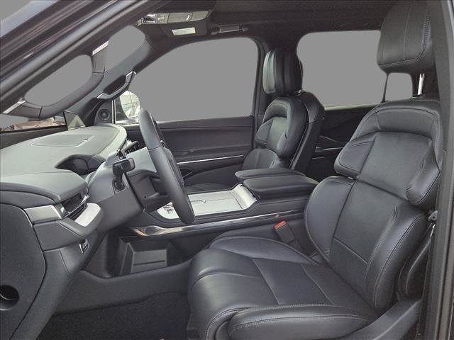New 2025 Lincoln Navigator Reserve w/ Jet Appearance Package AWD/4WD image 3