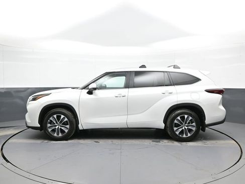 Certified 2024 Toyota Highlander XLE image 9