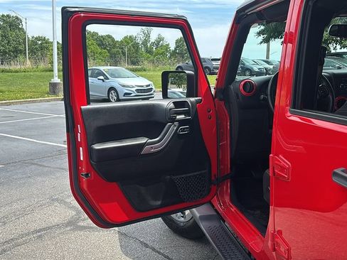 Used 2018 Jeep Wrangler Unlimited Sahara w/ Connectivity Group AWD/4WD image 11