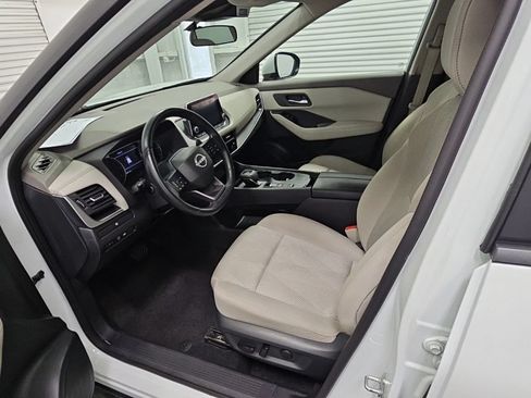 Used 2025 Nissan Rogue SV FWD image 11