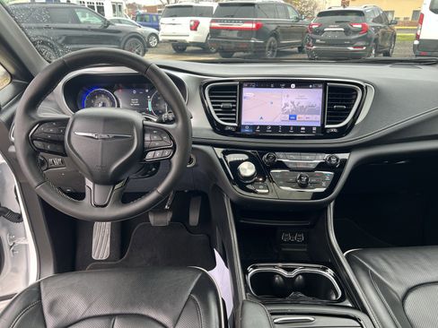 Used 2025 Chrysler Pacifica Limited image 17