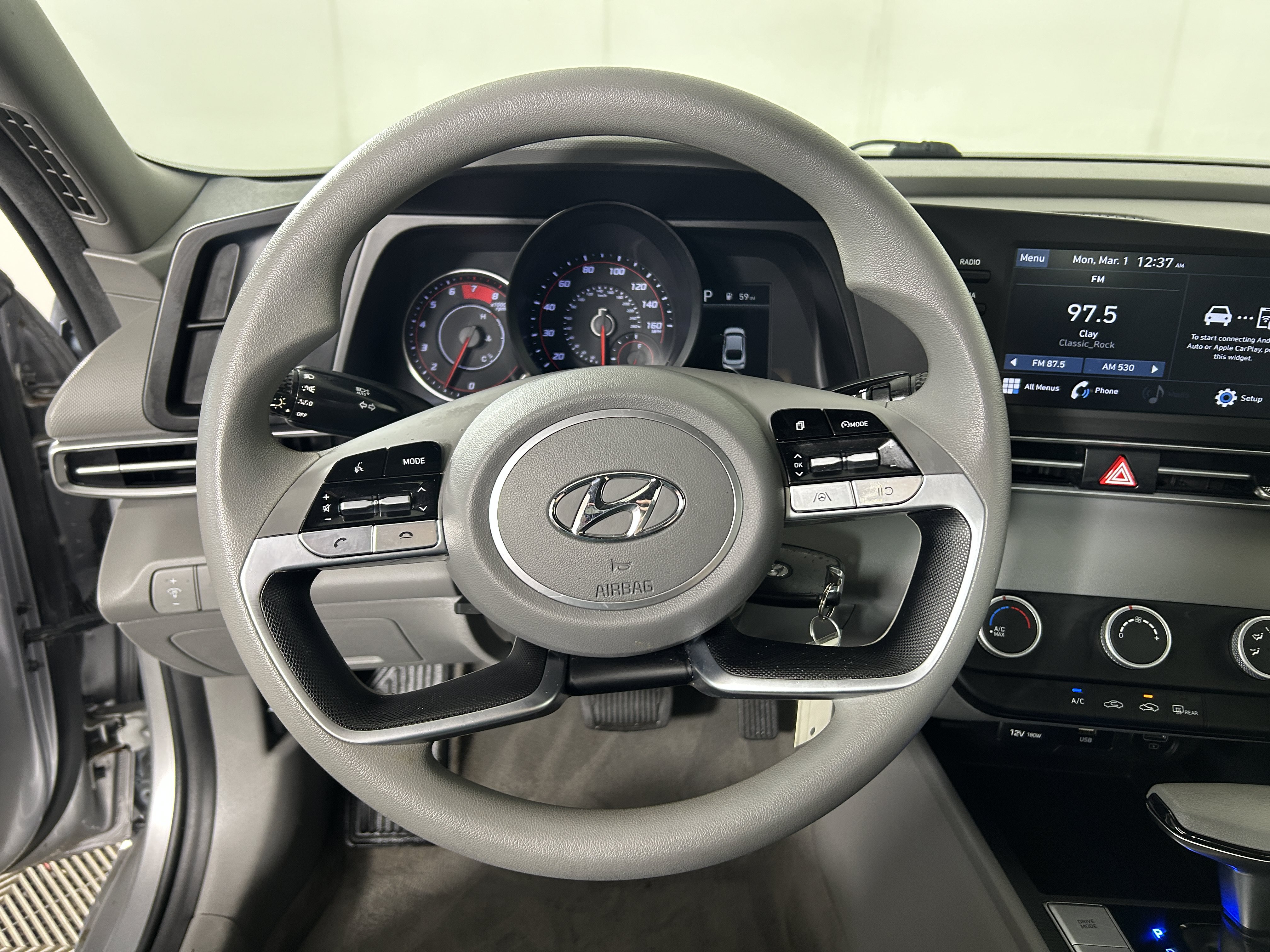 Used 2021 Hyundai Elantra SE FWD image 13