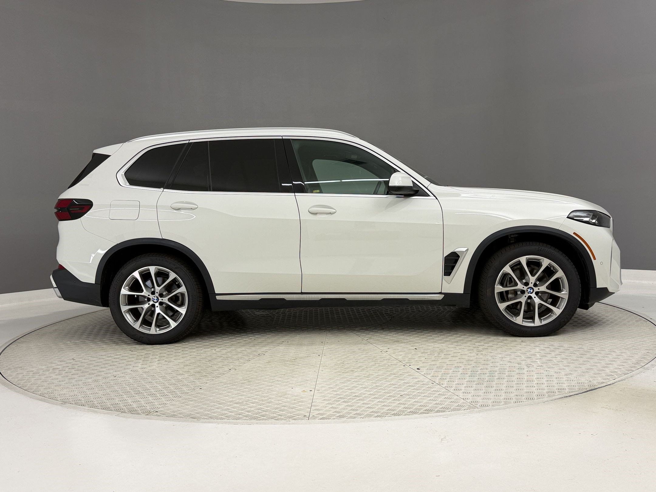 Certified 2024 BMW X5 xDrive40i w/ Parking Assistance Package AWD/4WD image 8