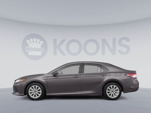 Used 2018 Toyota Camry XSE FWD image 2