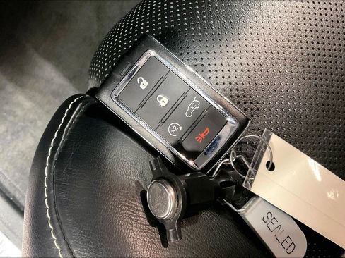 Used 2024 Jeep Grand Cherokee Overland w/ Luxury Tech Group IV image 13