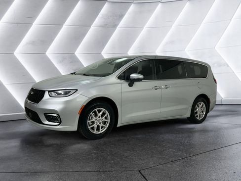 Used 2023 Chrysler Pacifica Touring-L FWD image 3