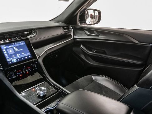 Used 2024 Jeep Grand Cherokee Altitude image 12