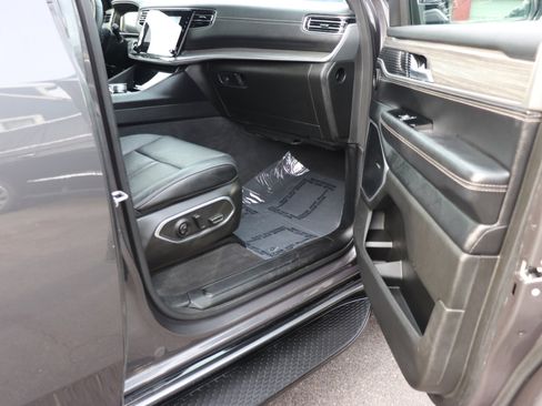 Used 2024 Jeep Wagoneer Series III image 17