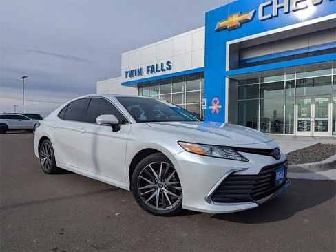Used 2022 Toyota Camry XLE image 1