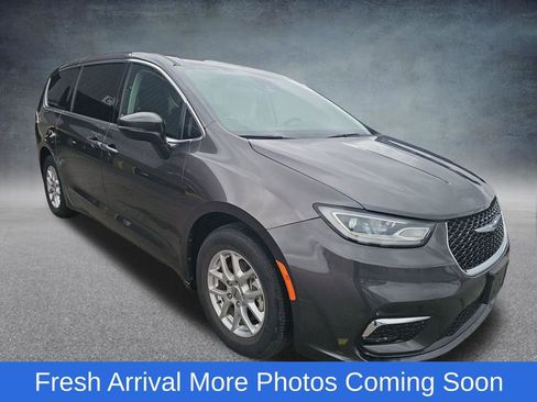 Used 2023 Chrysler Pacifica Touring-L image 4