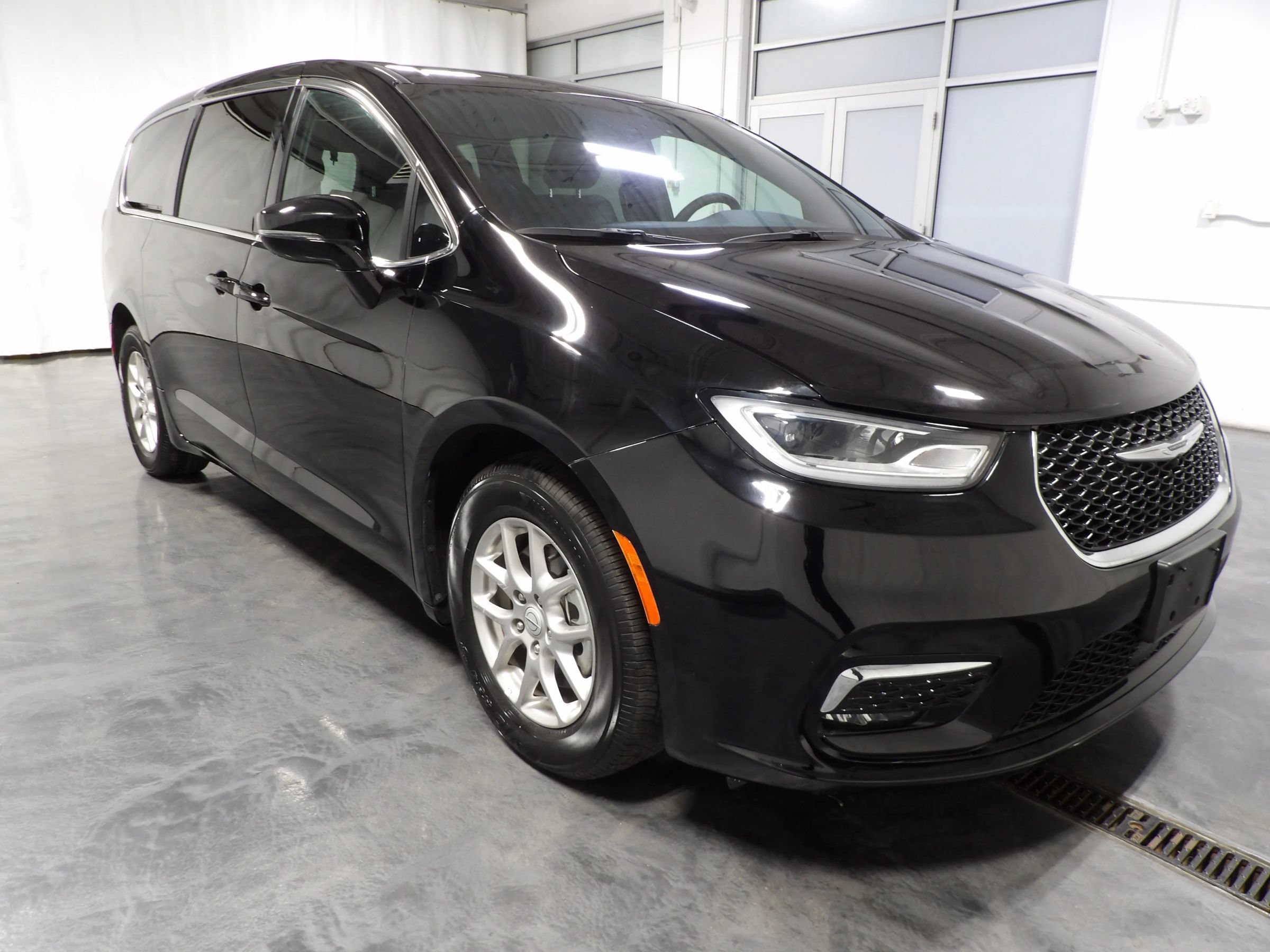 Used 2025 Chrysler Pacifica Select FWD image 2