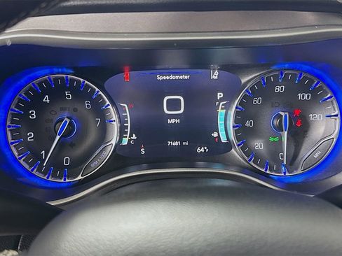 Used 2023 Chrysler Pacifica Touring-L FWD image 12
