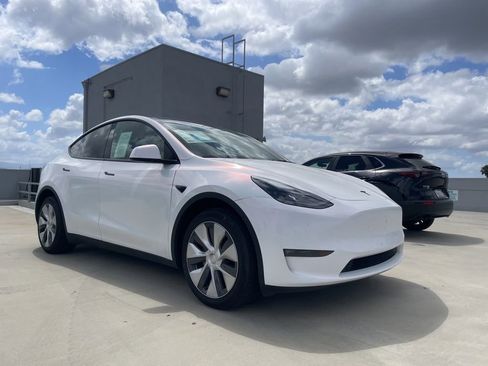 Used 2024 Tesla Model Y Long Range AWD/4WD image 1