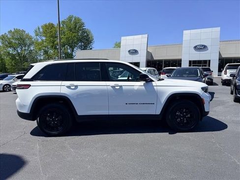 Used 2024 Jeep Grand Cherokee Altitude RWD image 3