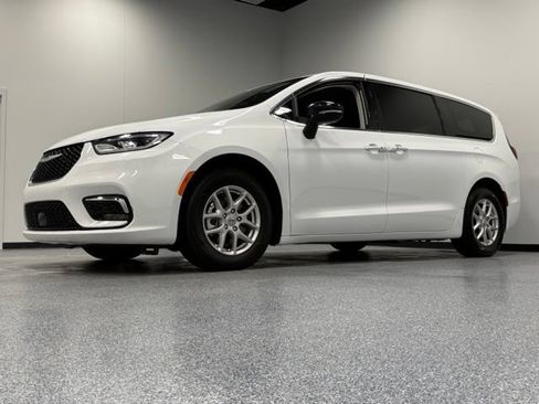 Used 2024 Chrysler Pacifica Touring-L FWD image 4