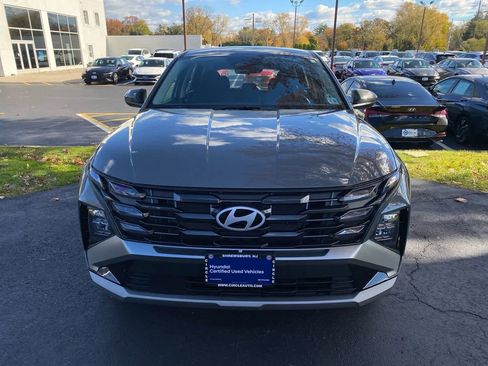 Certified 2025 Hyundai Tucson SE image 3