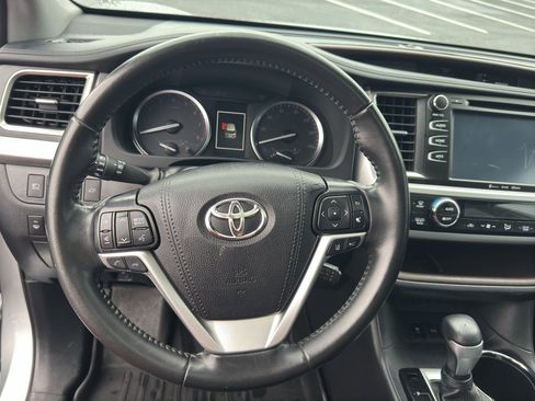 Used 2019 Toyota Highlander XLE image 11