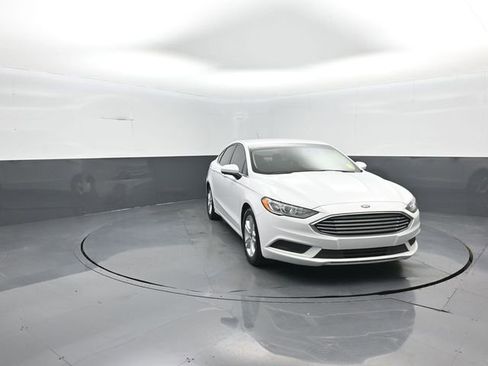 Certified 2018 Ford Fusion SE FWD image 2