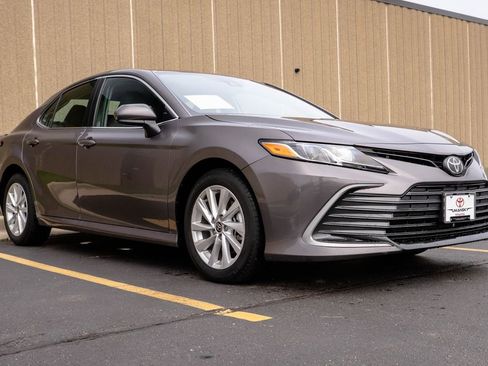 Used 2023 Toyota Camry LE image 2