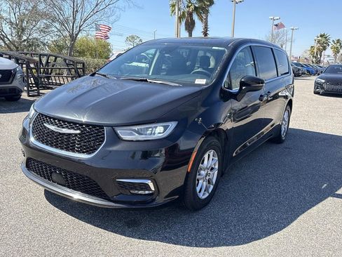 Used 2023 Chrysler Pacifica Touring-L image 8