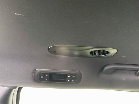 Used 2025 Chrysler Pacifica Select FWD image 17