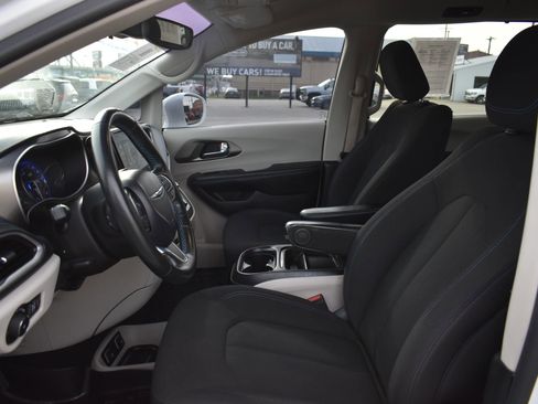 Used 2021 Chrysler Pacifica Touring w/ Cold Weather Group image 15