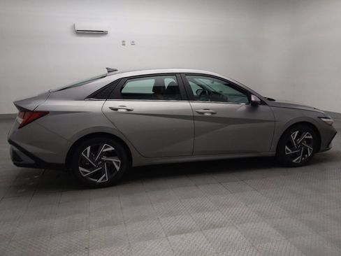 Used 2024 Hyundai Elantra Limited FWD image 10
