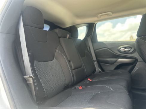 Used 2020 Jeep Cherokee Latitude FWD image 15