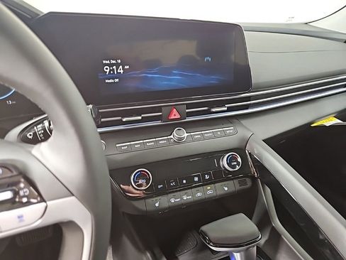 Used 2025 Hyundai Elantra SEL image 19