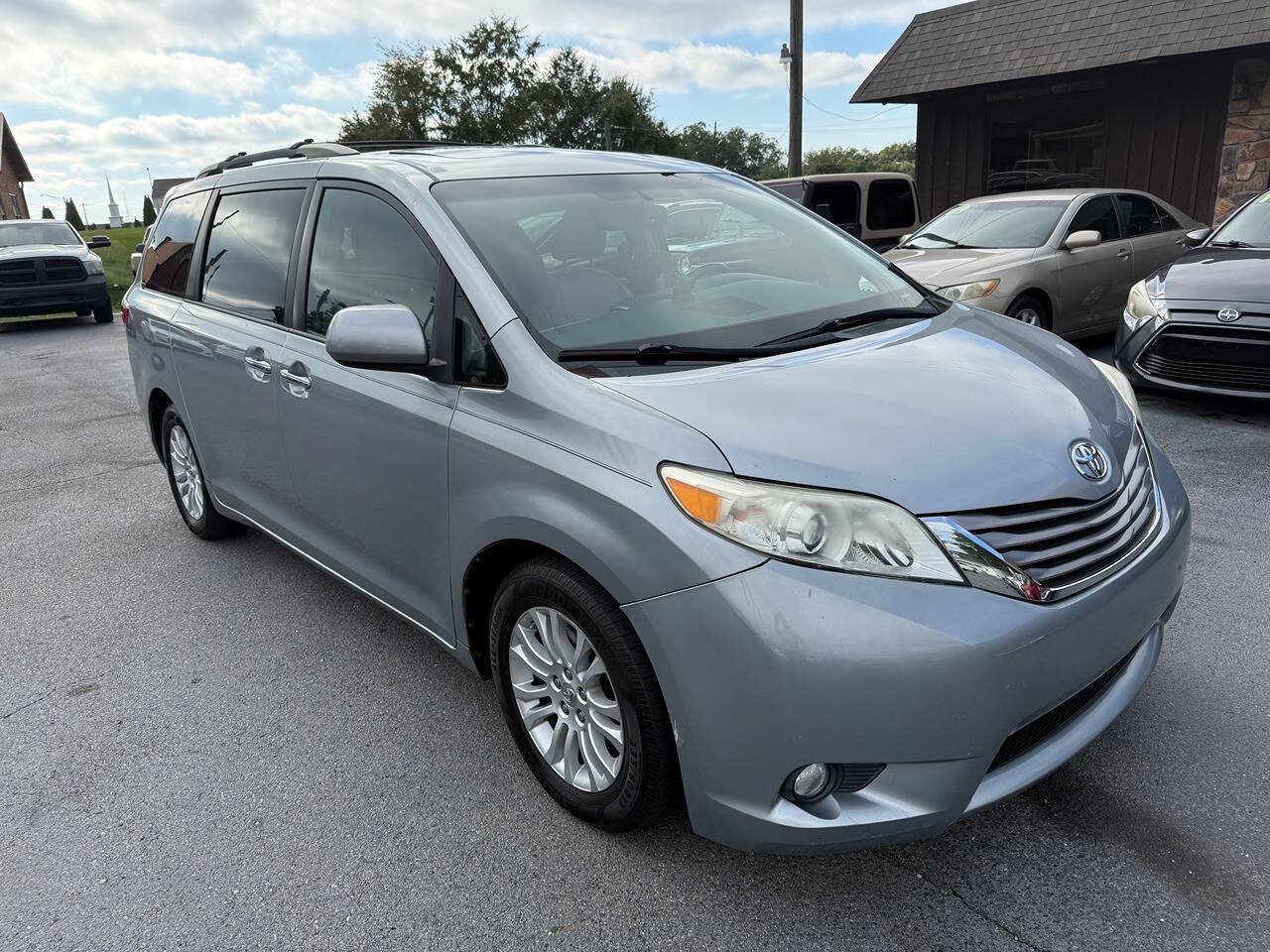 Used 2015 Toyota Sienna XLE FWD image 2